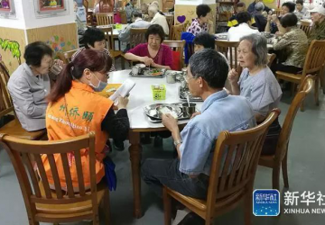 能吃能玩能上学 这样的老人饭堂你想看一看吗？