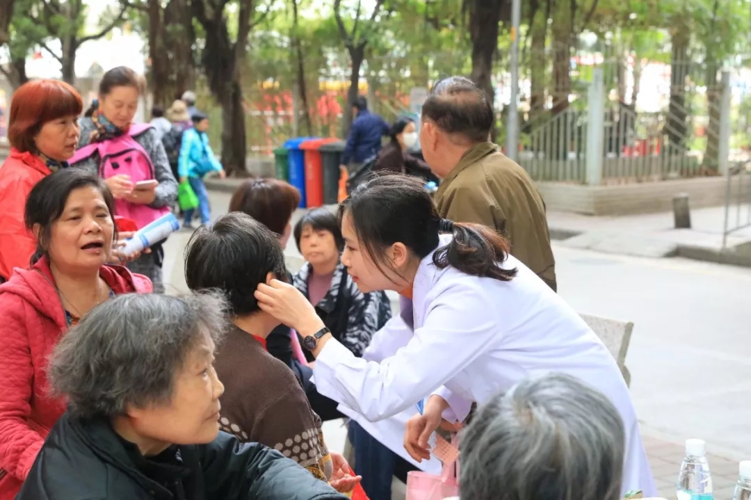 广州189名民政联络专员半年解决群众“烦心事”121件