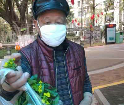 线上线下联动为老人送菜上门，防控疫情全家康在行动