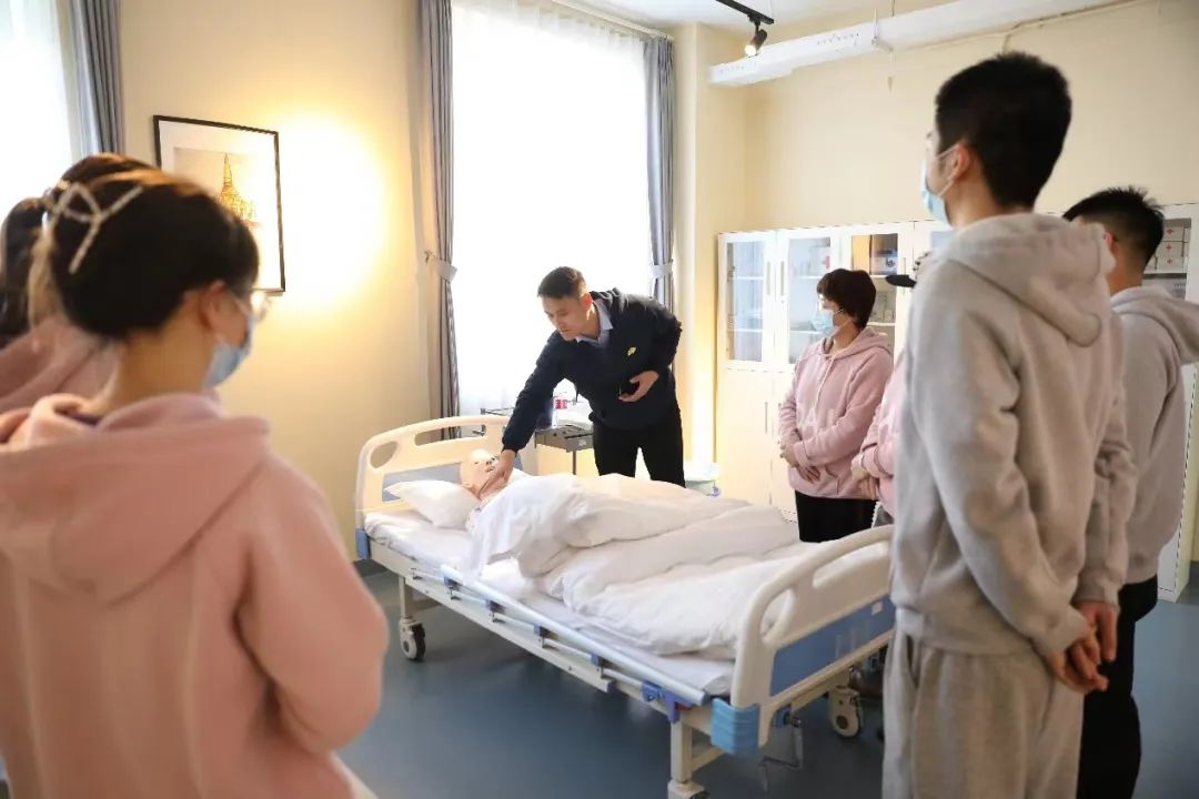老人助浴线上订单量同比增长1450%，老人助浴师新职业兴起 